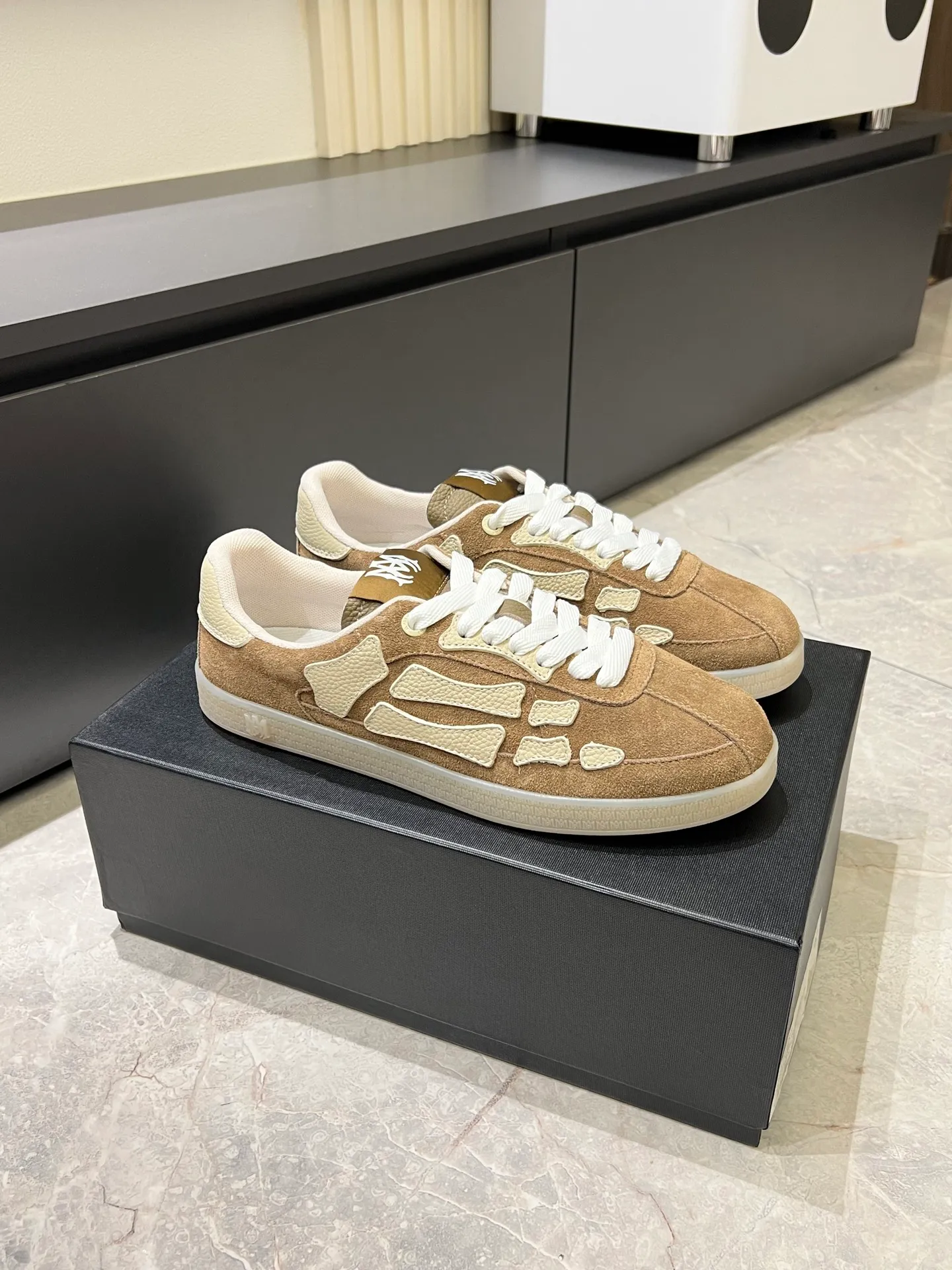 Men's shoes 💰p560 "AMIR*" new men's low-top casual sports sneakers bone shoes, another pair of irresistible bone shoes. Bone shoes are one of AMIRI's most popular items. Made of first-layer cowhide upper. The side bones are made of two cowhide laminations. It has a three-dimensional effect. The leather incisions are all oil-edged. Contrast color design. Simple style. Fashionable sports. Customized metal LOGO nameplate embellished with laces. Exclusive top-quality version. Supports contrast. Breathable mesh lining. The original rubber outsole is a must-have item for daily leisure. It is suitable for various occasions. If you pursue high quality, check it out. It is super cool on the feet and comes with a full set of original packaging! Size: 39-45!